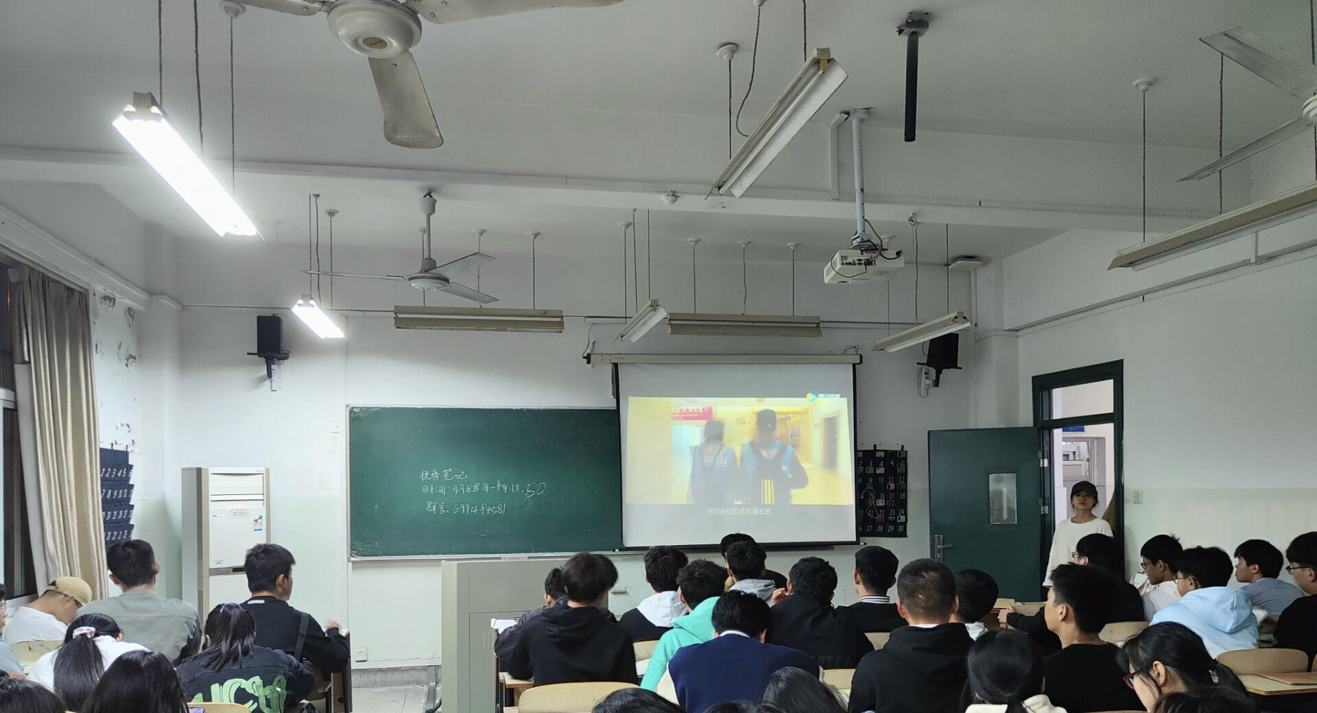 班级风采21级工程造价一班召开禁烟控烟主题班会